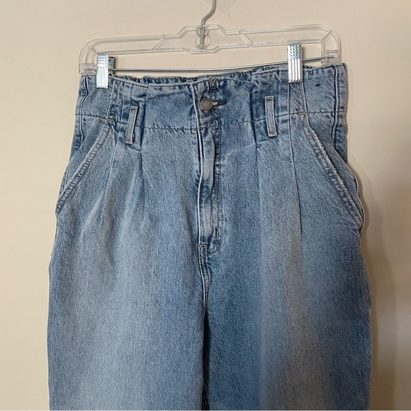 Abercrombie & Fitch A&F Ultra High Rise Paperbag Raw Hem Mom Jeans - Picture 4 of 13